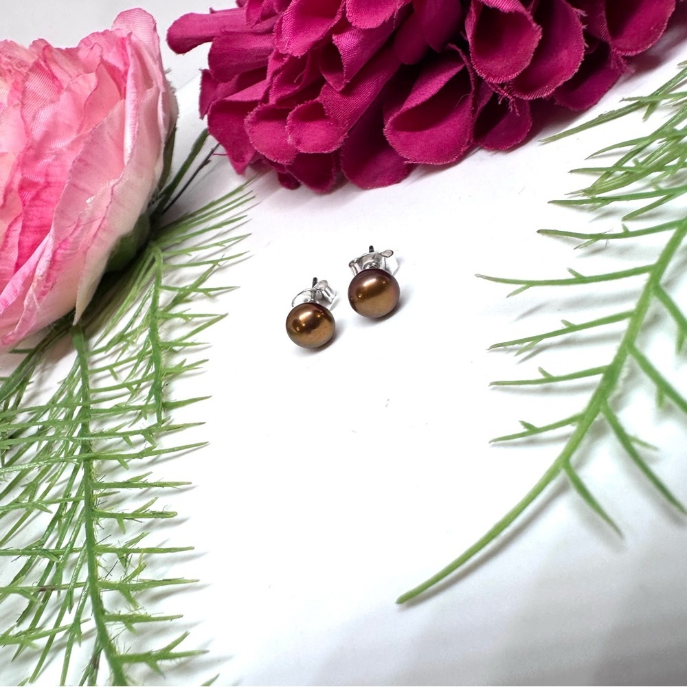 NEW⚜️Freshwater Cocoa Pearl Stud Earrings - Picture 5 of 8